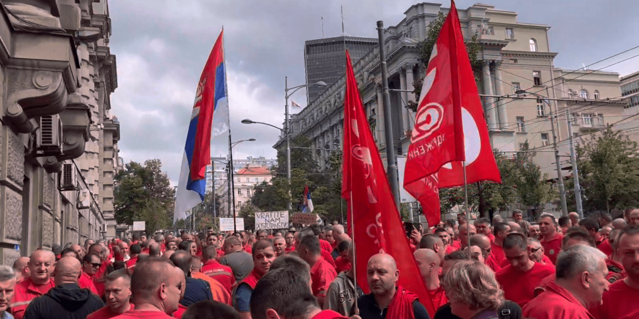 Az alacsony fizetések miatt a kormány elé mentek tüntetni a mentős sofőrök