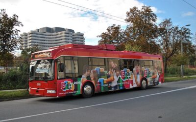 Az agresszív motoros betörte a trolibusz szélvédőjét és sérülést okozott a sofőrnek