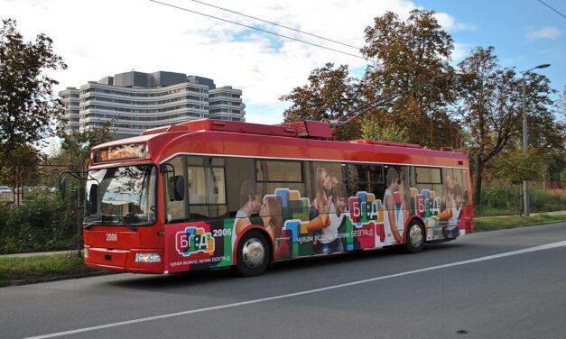 Ingyenes tömegközlekedést ígér Belgrádban a polgármester