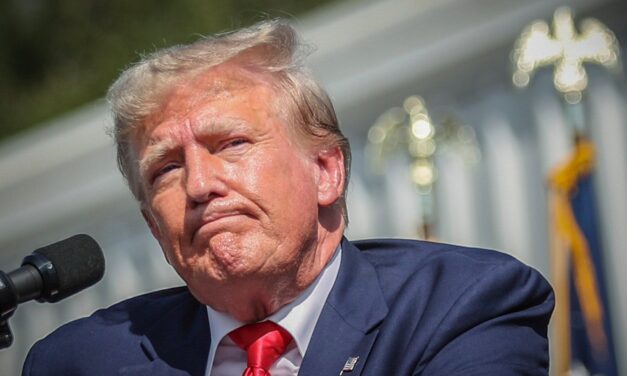 Előkerült egy fotó, ami arra utal, hogy Epstein 22 500 dollárért „eladott” egy nőt Trumpnak