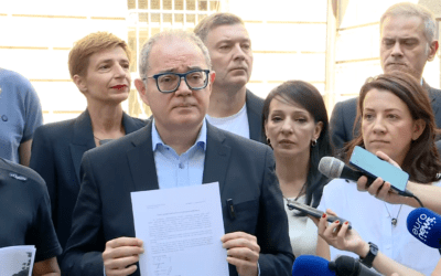 A tüntetéseket szervező pártok átadták Vučićnak a rendkívüli választások kiírására vonatkozó követelést
