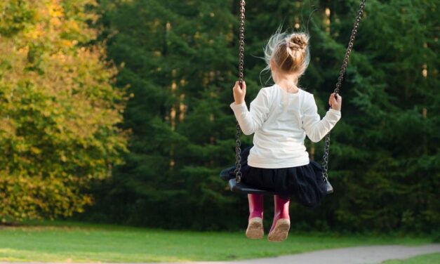 Populista pénzosztogatás helyett rendszerszintű támogatás kell a szülőknek