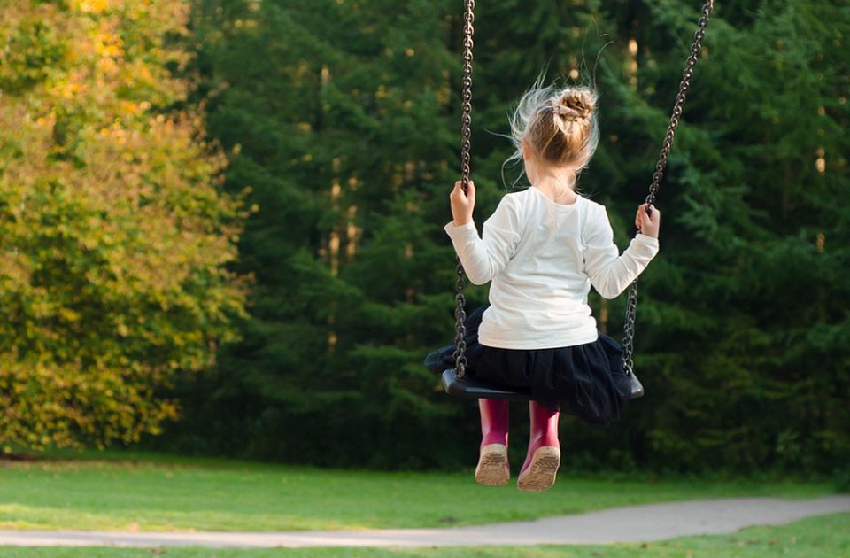 Populista pénzosztogatás helyett rendszerszintű támogatás kell a szülőknek