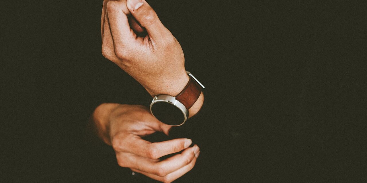 2024 elsőszülött koszovói gyermekének ajándékozza ezer eurós óráját Vučić