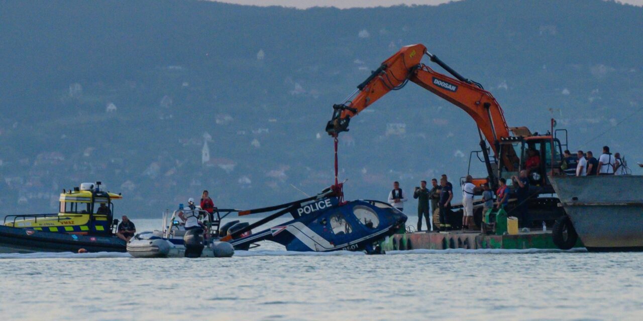 Fotókon, ahogy kiemelik a csütörtökön Balatonba zuhant rendőrségi helikoptert
