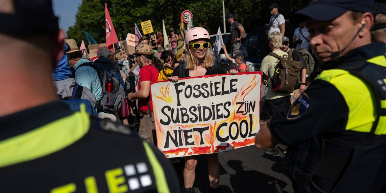 Több mint ötszáz klímaaktivistát vettek őrizetbe Hollandiában egy autópálya lezárása miatt