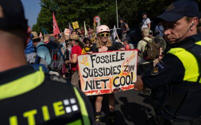 Több mint ötszáz klímaaktivistát vettek őrizetbe Hollandiában egy autópálya lezárása miatt