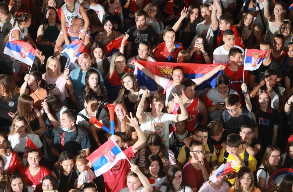 Többezres tömeg fogadta Belgrádban a szerb kosarazókat (Videó)