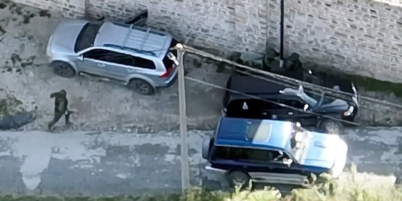 Videón, ahogy a koszovói rendőrök üldözik a támadókat a kolostor körül