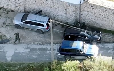 Videón, ahogy a koszovói rendőrök üldözik a támadókat a kolostor körül