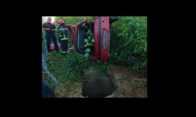 Felborult az autó, a sofőr a kútba esett