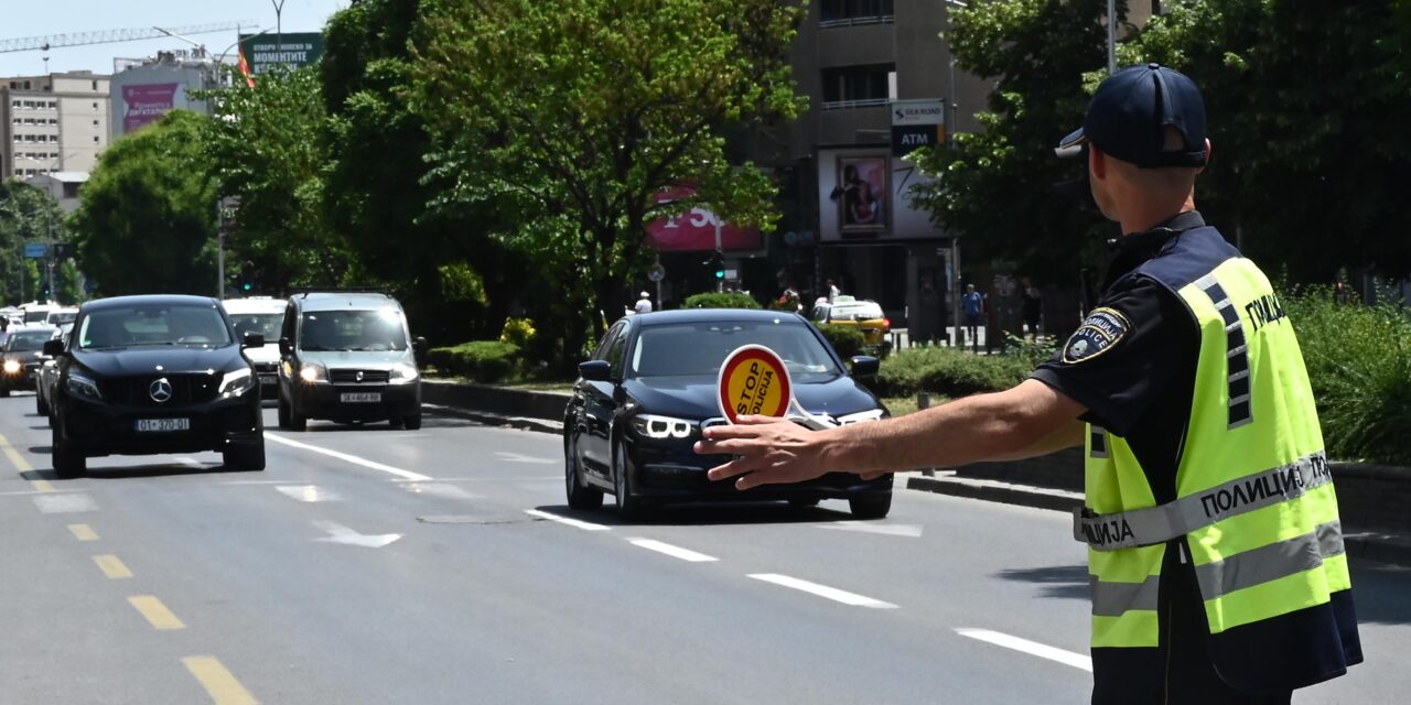 Átszakította a fizetőkapu sorompóját a menekülő embercsempész