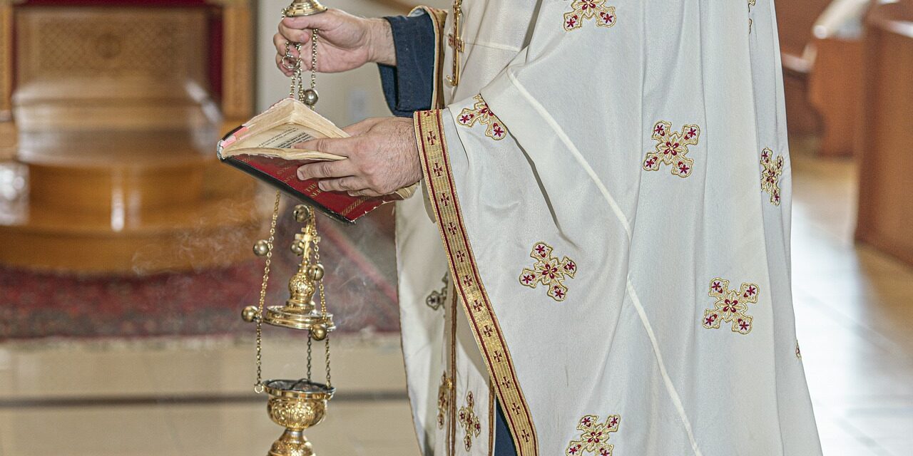 Mentőt kellett hívni egy férfi prostituálthoz, aki egy lengyel plébánián rendezett buliban lett rosszul