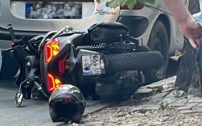 Motor és autó karambolozott a Futaki utcában, egy 17 éves fiú sérült meg