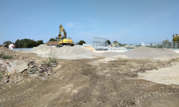 Megjavították a vasútépítés során megrongálódott kerítést Topolyán (Fotó)