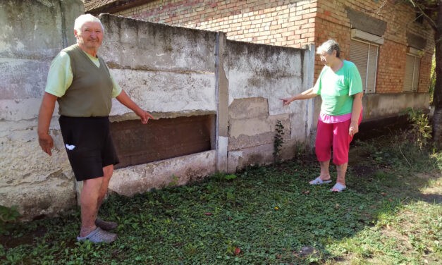 A gyorsvasút épül(t), a kerítés leomlott