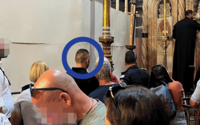 Három nappal a koszovói vérengzéseket követően Jeruzsálemben fotózták le Vulint