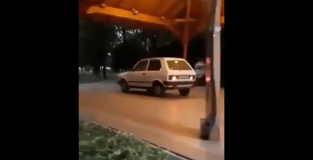 Zentán a központi parkban száguldozott a yugós (videó)