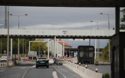 Több mint három tucat migránst találtak egy kisbuszban Kelénpatakon
