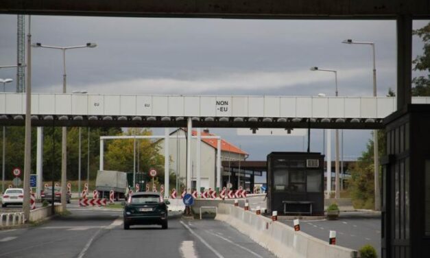 Több mint három tucat migránst találtak egy kisbuszban Kelénpatakon
