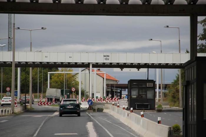 Több mint három tucat migránst találtak egy kisbuszban Kelénpatakon