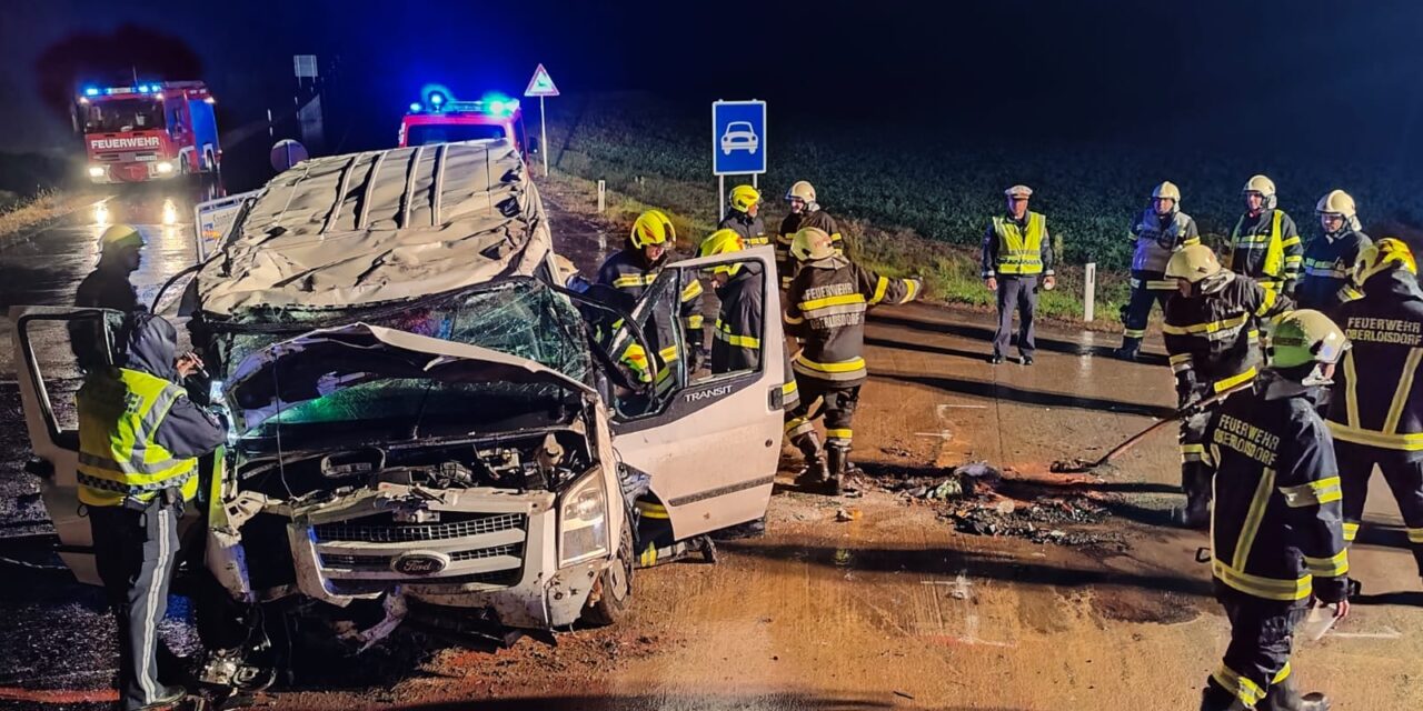 Ausztriában balesetet szenvedett egy szerbiai minibusz, egy nő súlyosan megsérült (Fotók)