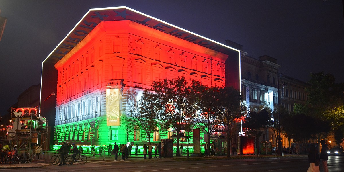 A Terror Háza Múzeum fényfestése 2022. október 23-án (Fotó: Szappanos Veronika/SZMSZ)