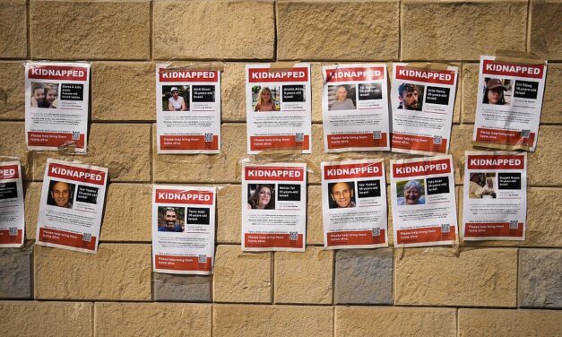 A szerb állampolgárságú izraeli túszt, Alont is várja haza a családja