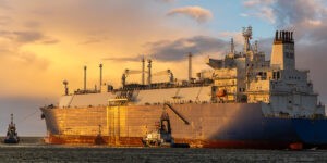 LNG-t szállító tartáyhajó a lengyelországi Świnoujście terminálnál (Fotó: Shutterstock)