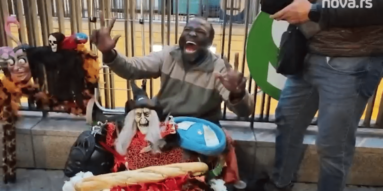 Teli torokból szidta Vučićot ez a fekete férfi Lipcsében (Videó)