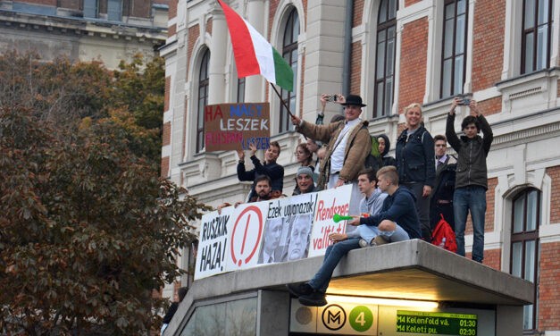 Orbán nélkül, ellenzéki tüntetéssel ünnepel Budapest