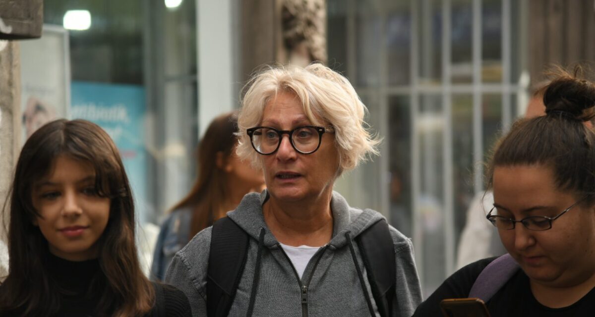 A háborús bűnös falfestményét megdobáló aktivista kész börtönbe vonulni