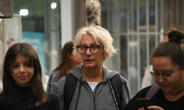 A háborús bűnös falfestményét megdobáló aktivista kész börtönbe vonulni