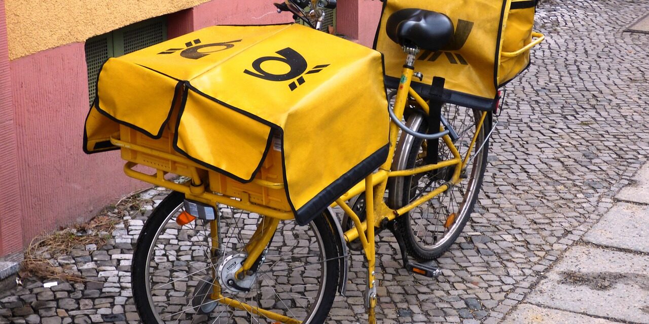 A postás házhoz hozza majd a nyugdíjaskártyát