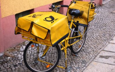 A postás házhoz hozza majd a nyugdíjaskártyát