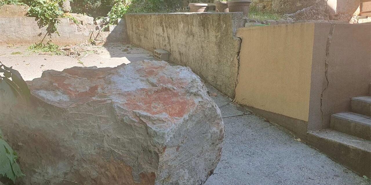 Földrengés volt Boszniában, szikla zuhant egy családi ház udvarába