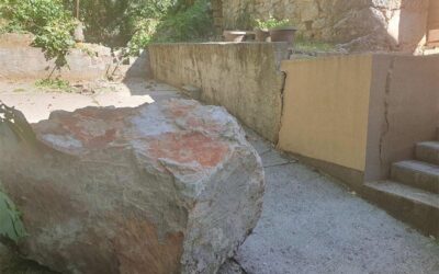 Földrengés volt Boszniában, szikla zuhant egy családi ház udvarába