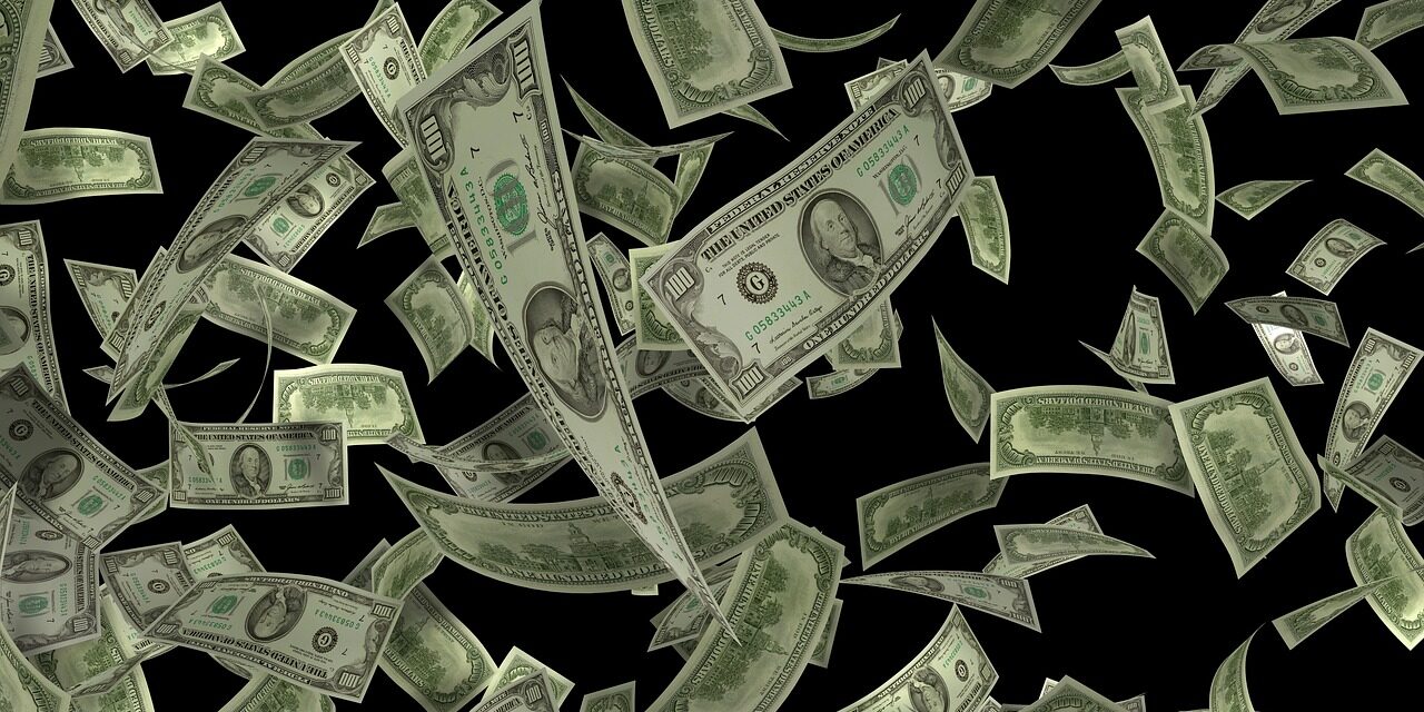 Egymillió dollárt dobott ki a helikopterből a cseh influenszer (video)