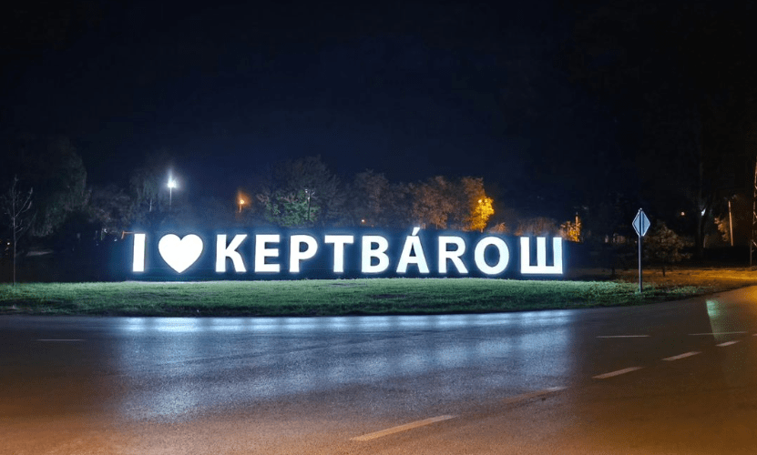 Vučićot és a haladópárti vezetőket élteti az I ♥ KEPTBÁROШ felirat megrendelője