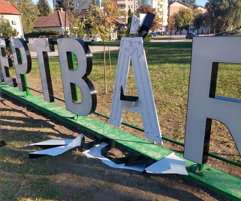 Az Á betűt már meg is rongálták KEPTBÁROШ-ban