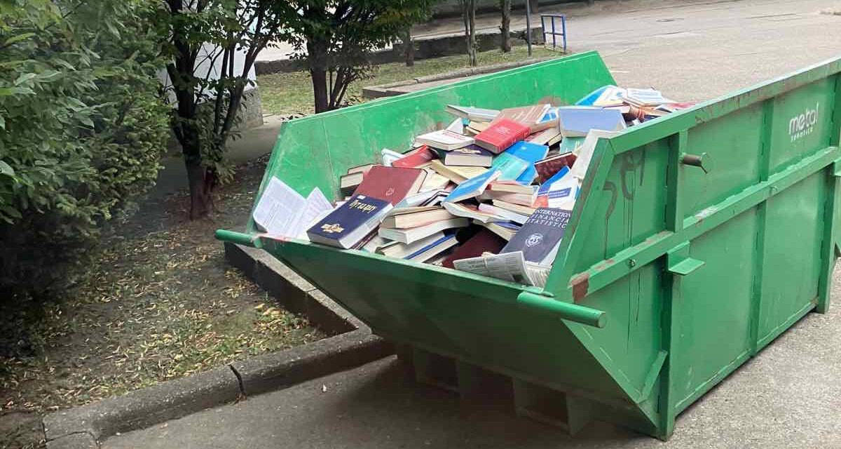 Konténerszámra dobnak ki könyveket a szabadkai Közgazdasági Karról?