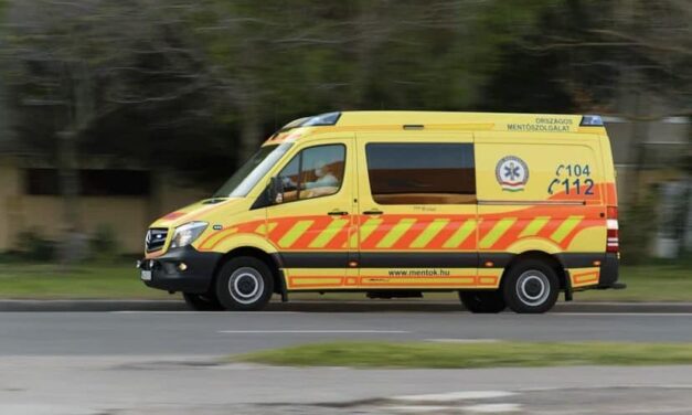 Autóbuszt borított fel a viharos szél Magyarországon, többen megsérültek