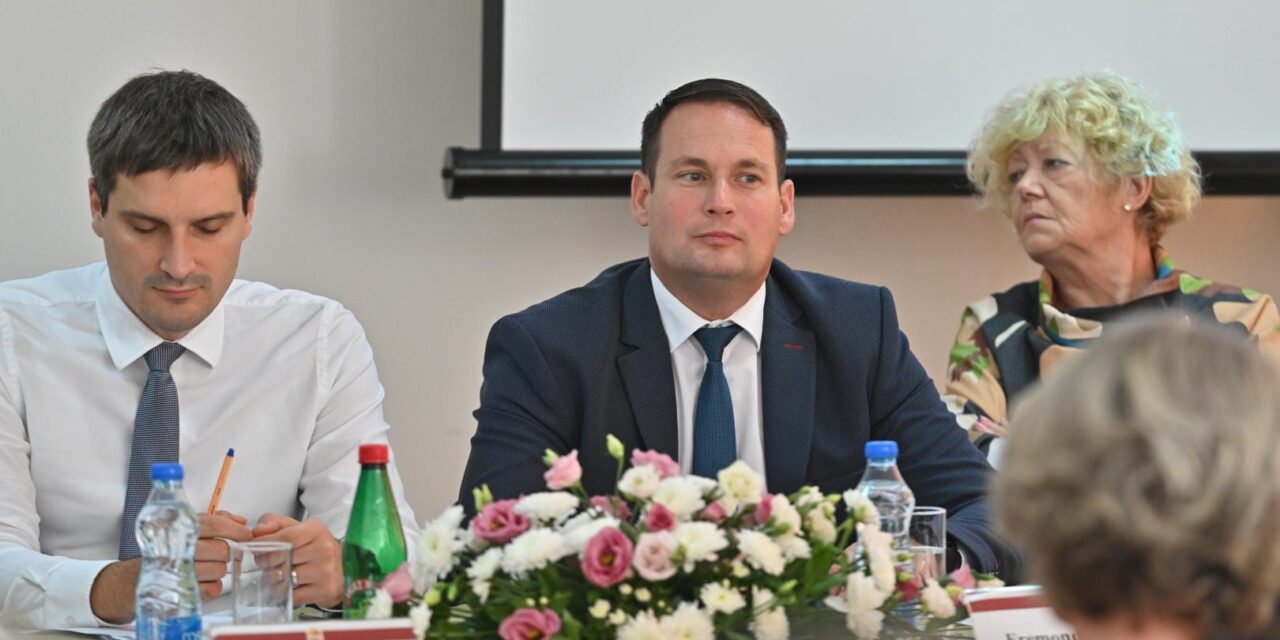 Magyar Nemzeti Tanács: Technikai hiba miatt nem kapott meghívót a Családi Kör és a Szabad Magyar Szó