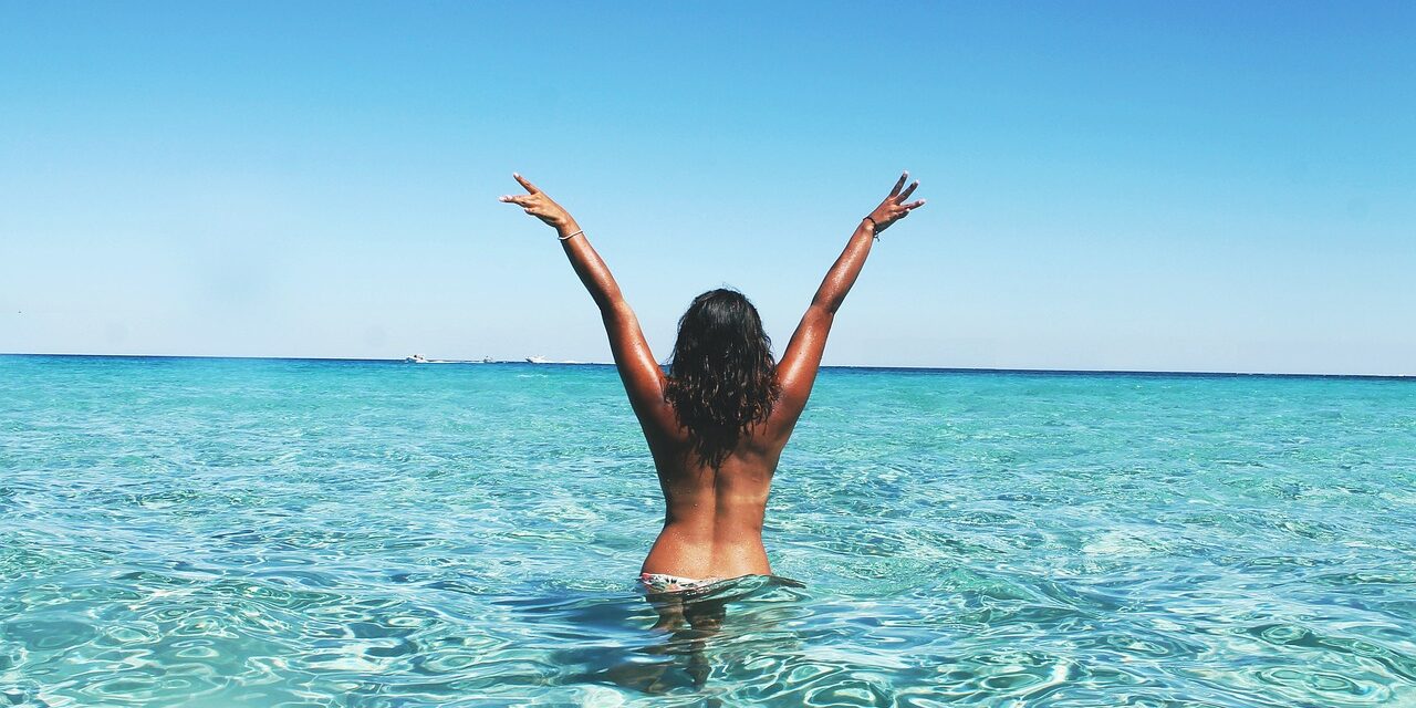 Mostantól bikinifelső nélkül is lehet úszni és napozni Amszterdamban