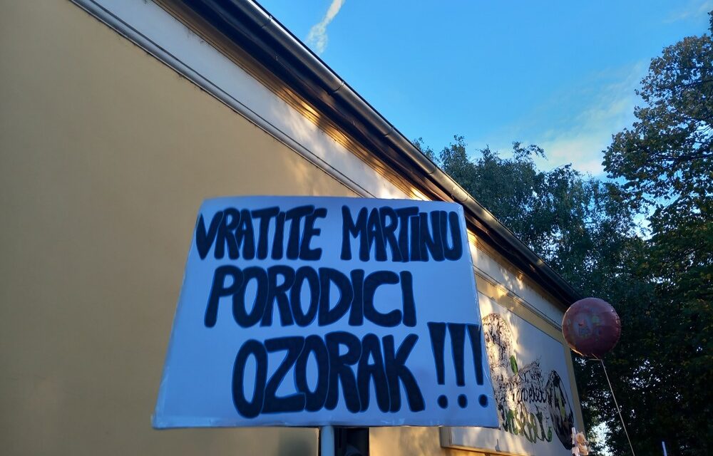 Martináért sétálnak és eregetnek léggömböket szombaton a vásártéren