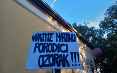 Martináért sétálnak és eregetnek léggömböket szombaton a vásártéren