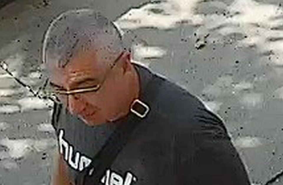 Lopás miatt keresik ezt a férfit az újvidéki rendőrök