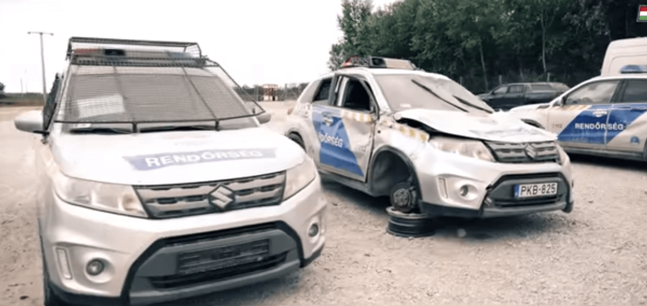 Videóban mutatta meg a magyar kormány hogyan verik szét a rendőrautókat a déli határnál
