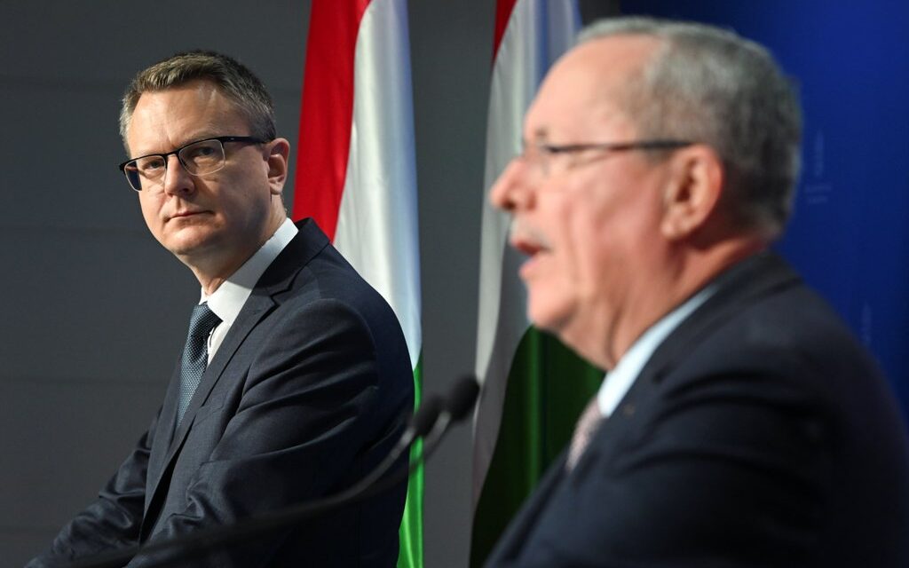 Rétvári: egyre profibb módon csempésznek be migránsokat Európába