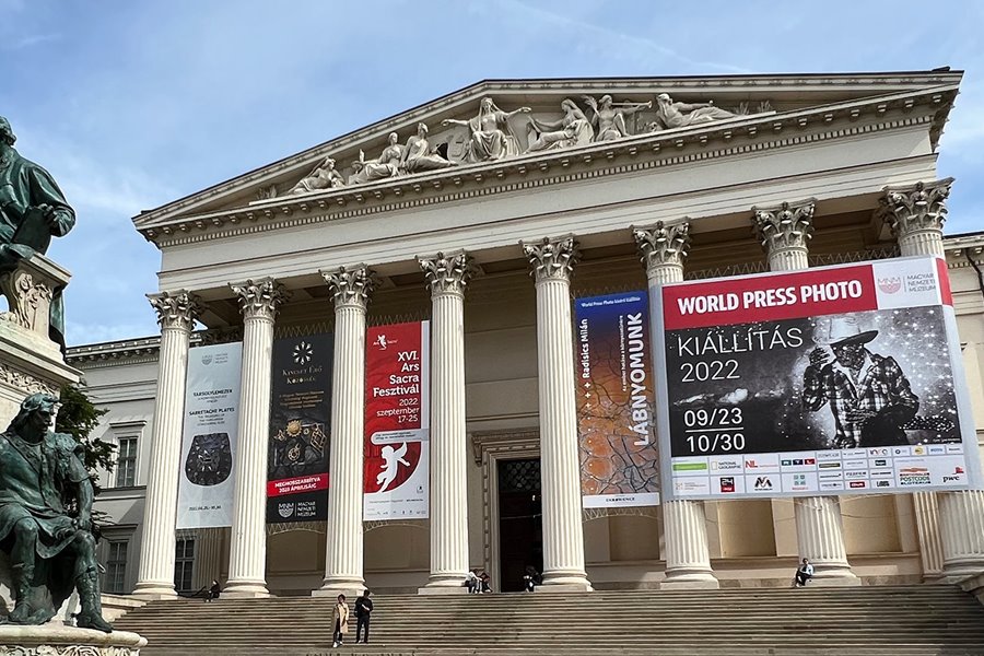 Kitiltotta a magyar kormány a 18 év alattiakat a Nemzetközi Sajtófotó kiállításról